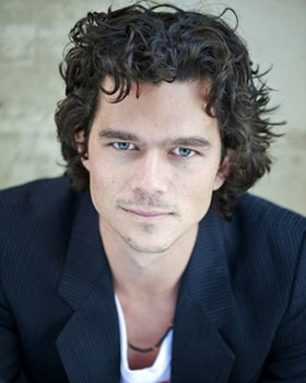   / Luke Arnold  